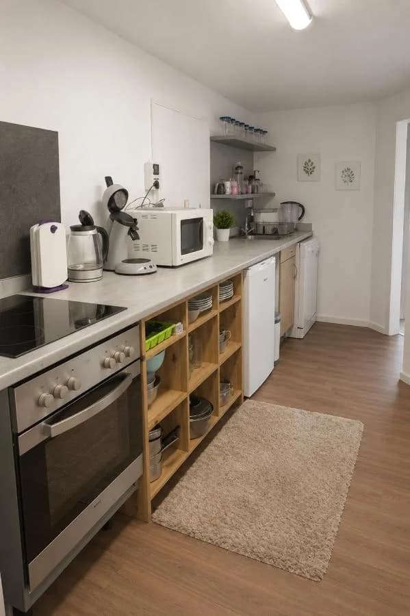 Küche mit Elektroherd, Backofen und Mikrowelle in Augustdorf