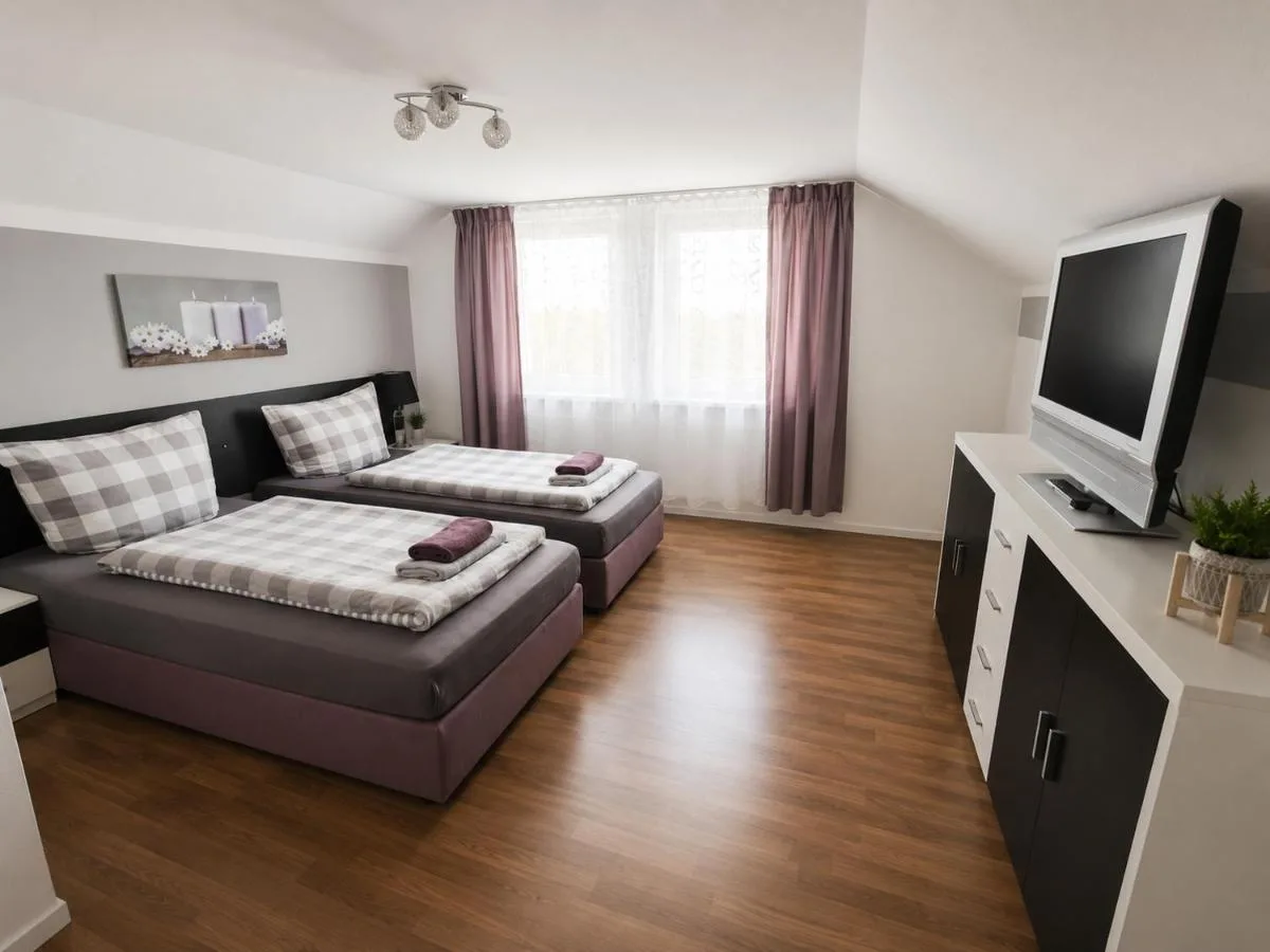 Zimmer mit Doppelbett, Einzelbett und Flachbild-TV in Augustdorf