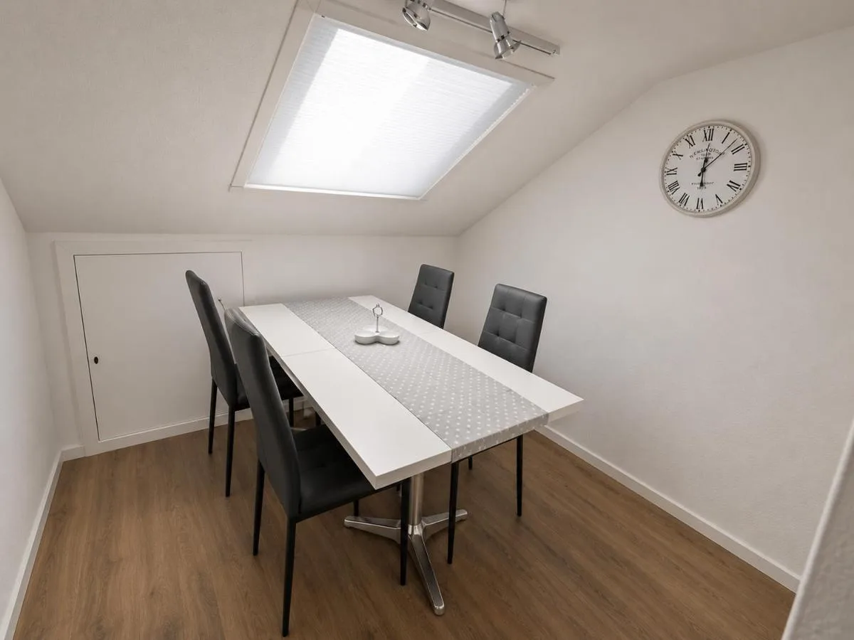 Essbereich mit großem Tisch unter dem Dachfenster in Augustdorf