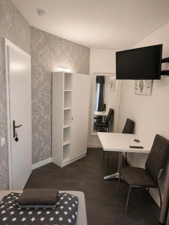 Zimmer mit Schreibtisch, Fernseher und Regal in Augustdorf