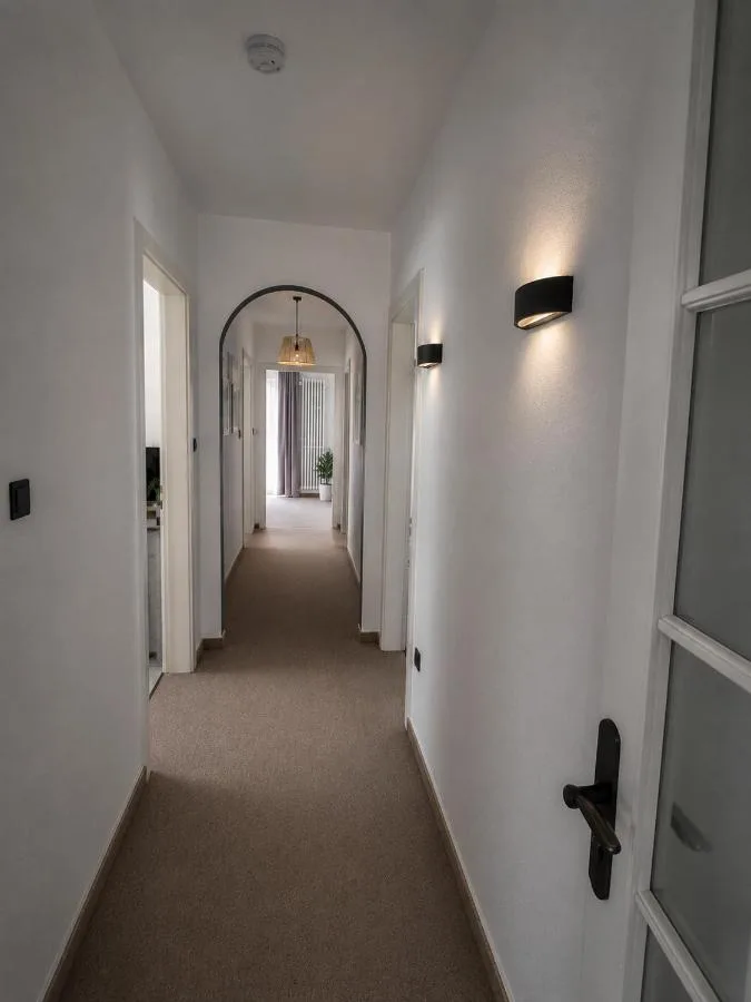 Heller Flur mit Zimmertüren in Augustdorf