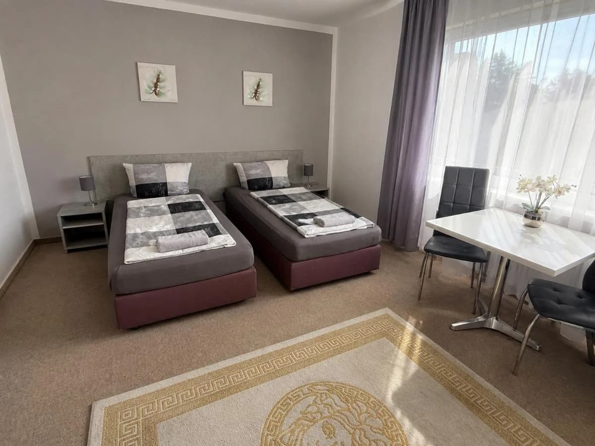 Zweibettzimmer mit zwei Einzelbetten und Essplatz in Augustdorf