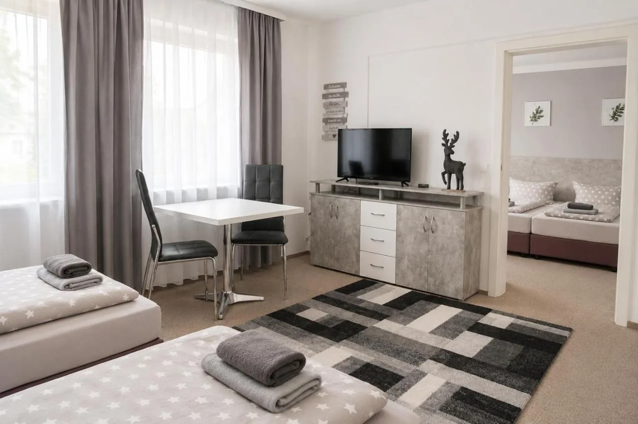 Suite mit mehreren Betten, Essplatz und Fernseher in Augustdorf