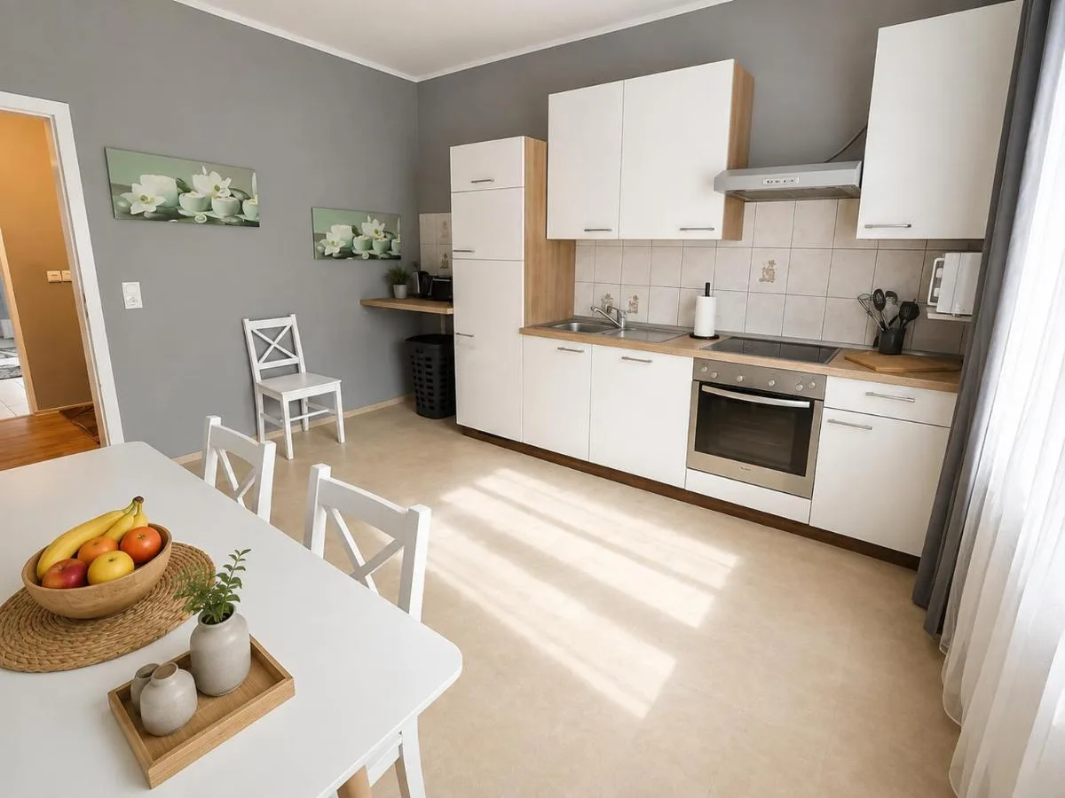 Küche mit Esstisch und Obstschale in Blomberg