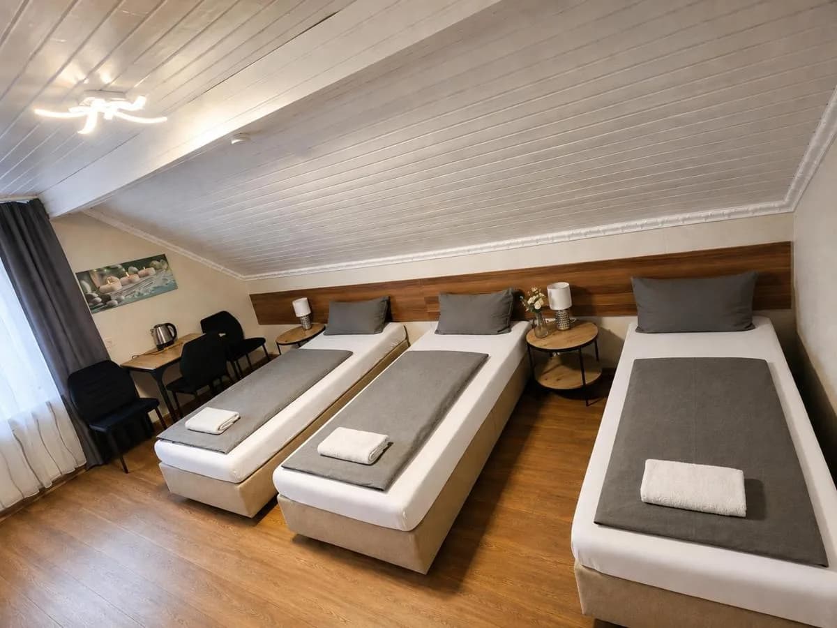 Zimmer mit drei Einzelbetten unter der Dachschräge in Blomberg