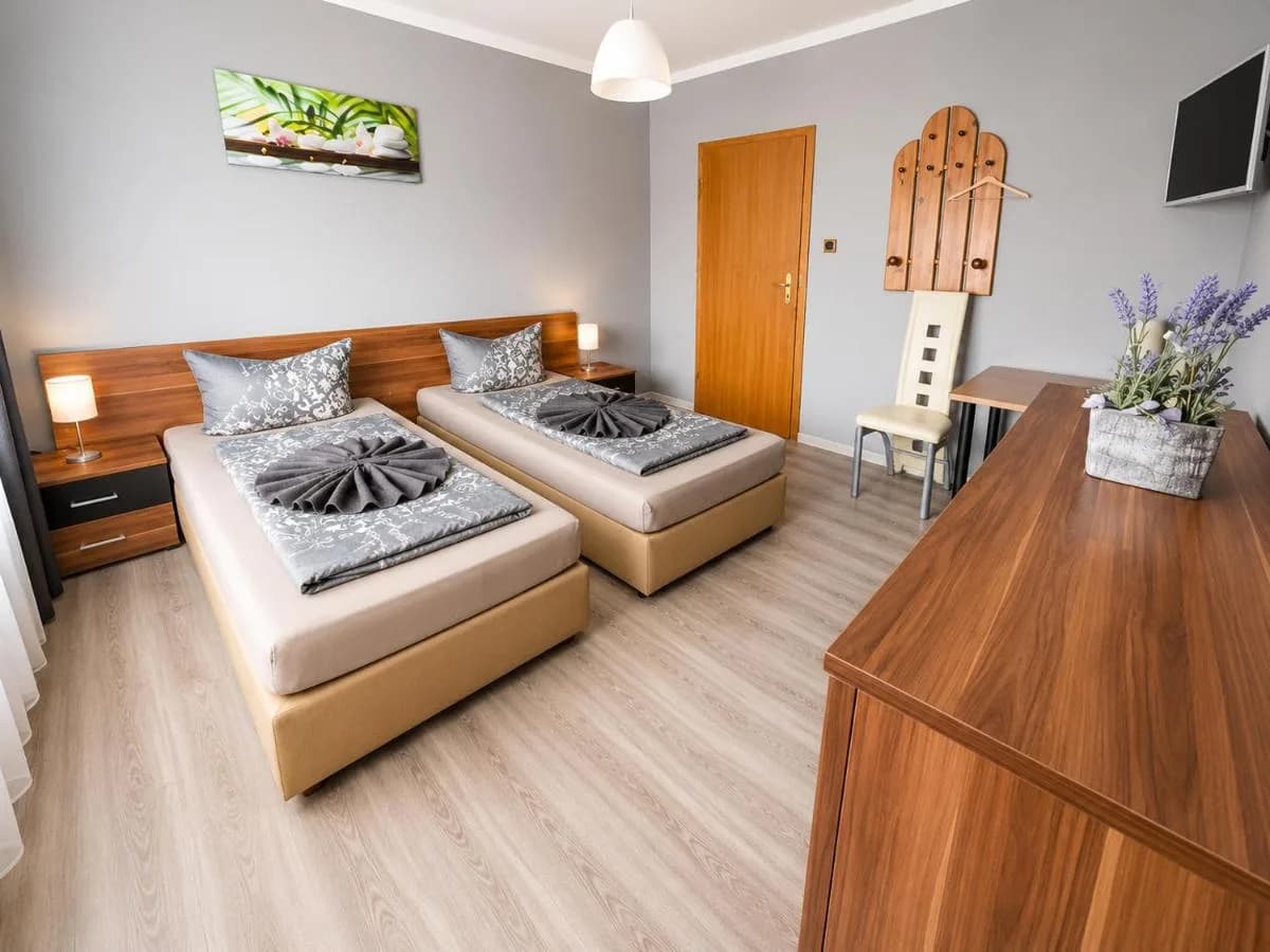 Zimmer mit zwei Betten und Sideboard in Blomberg