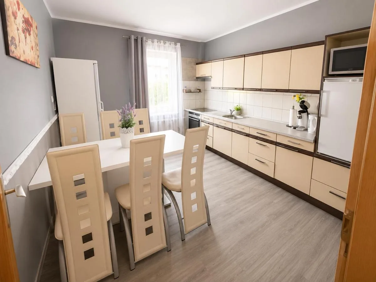 Küche mit Esstisch und heller Küchenzeile in Blomberg