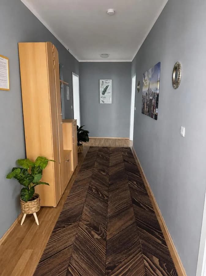 Diele mit Fischgrätparkett und Garderobe in Blomberg