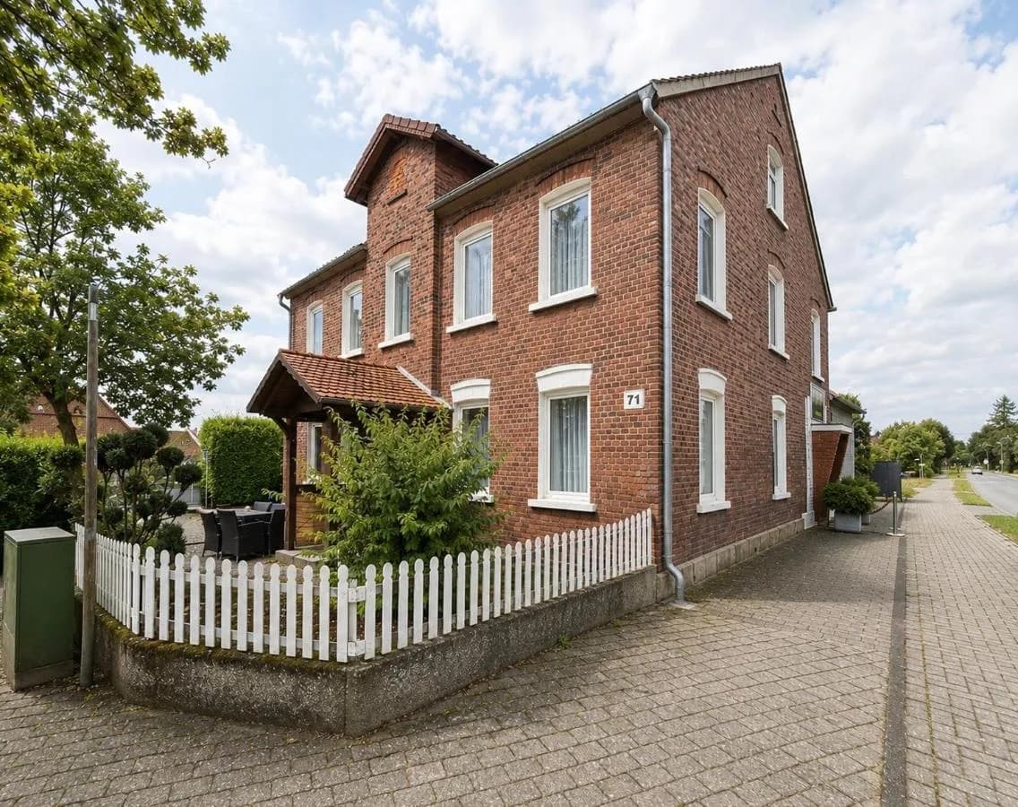 Außenansicht des Backsteinhauses der M&M Apartments in Blomberg-Wellentrup