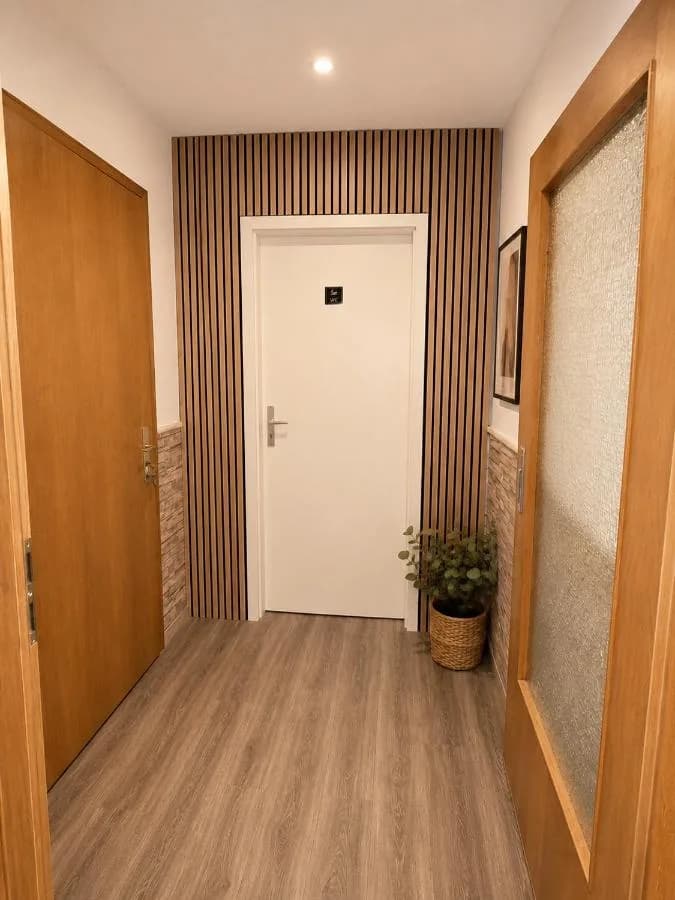 Flur mit Holzverkleidung und Zimmertüren in Blomberg