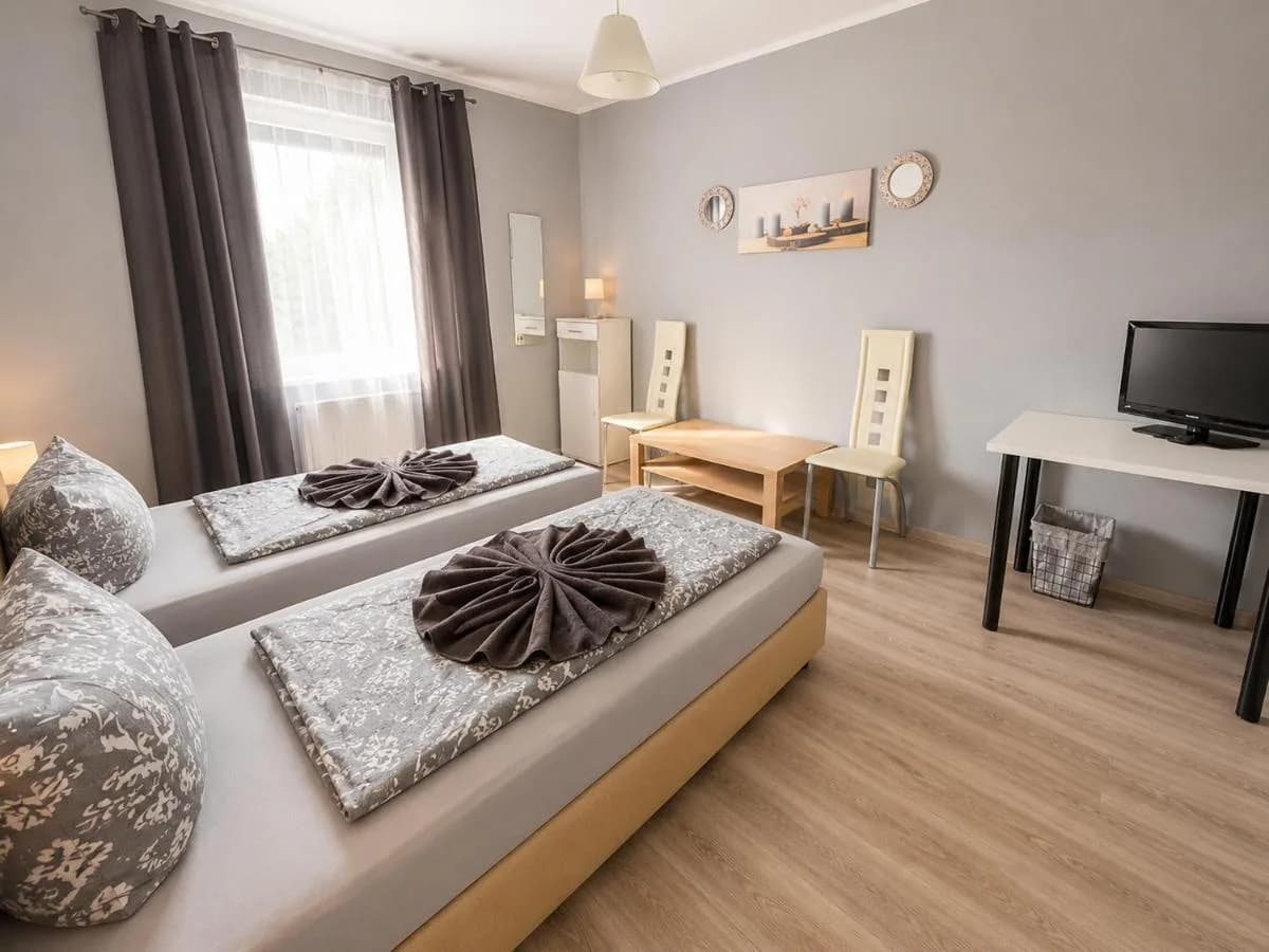 Zimmer mit Doppelbett, Schreibtisch und Fernseher in Blomberg