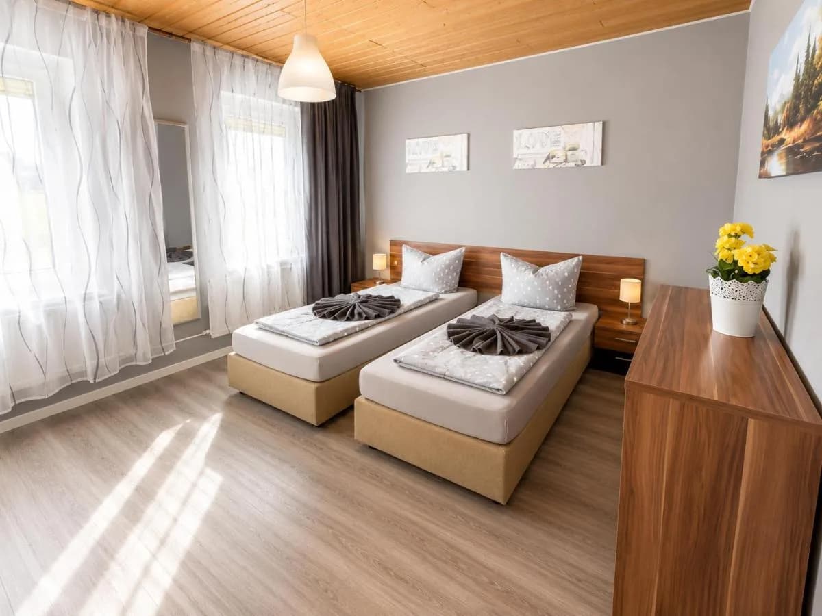 Helles Apartment mit zwei Betten und Fenster zum Garten in Blomberg