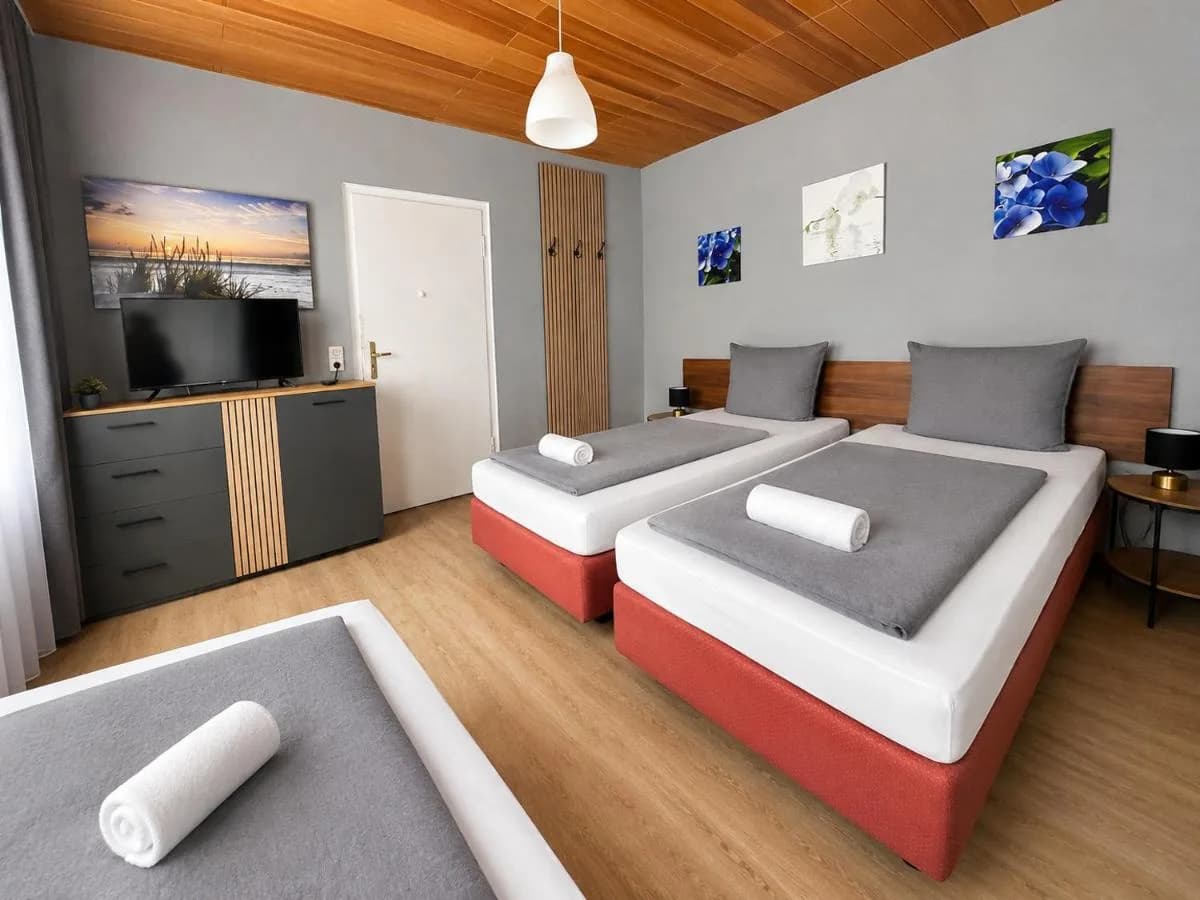 Apartment mit zwei Betten, Sideboard und Fernseher in Blomberg
